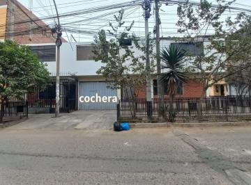 Casa · 350m² · 6 Dormitorios · 1 Estacionamiento · Se Vende Casa de 2 Pisos Cerca a La Estación Los Postes - Sjl