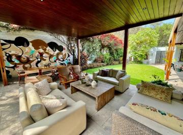 Casa · 552m² · 4 Dormitorios · 4 Estacionamientos · Casa con Vista a Parque en Zona Cerrado