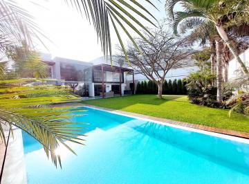Casa · 560m² · 5 Dormitorios · 4 Estacionamientos · Venta / Casa en La Planicie 1era. Etapa, Moderna, Minimalista - La Molina