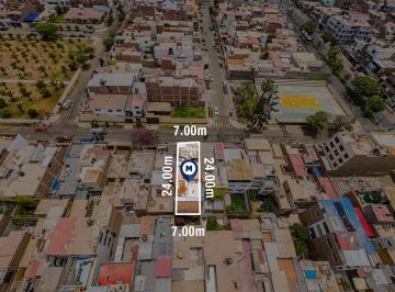 Casa de 8 habitaciones, Lima · ¡Ocasión! Casa Como Terreno en Venta – Frente a Parque en Chorrillos