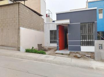 Casa · 76m² · 2 Dormitorios · 1 Estacionamiento · Se Vende Casa Como Terreno en Villa Club 2 de 76 m²