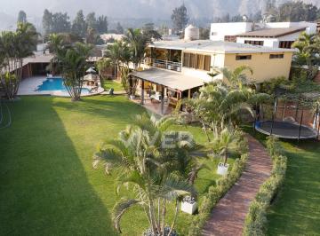 Casa · 350m² · 9 Dormitorios · 8 Estacionamientos · Alquiler Casa de 2500 m² - Av Nueva Toledo Cieneguilla
