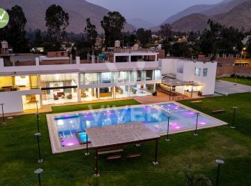Casa · 400m² · 8 Dormitorios · 12 Estacionamientos · Casa de 5000 m² en Alquiler en Cieneguilla