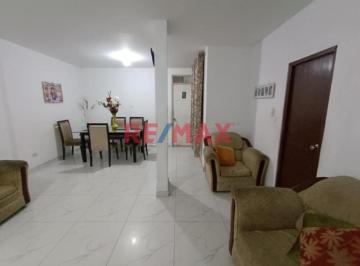 Casa · 201m² · 4 Dormitorios · 1 Estacionamiento · ¡Oportunidad en Lima Norte! Casa de 2 Pisos + Azotea en Venta