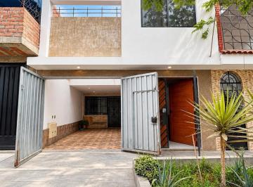 Casa · 201m² · 4 Dormitorios · 1 Estacionamiento · ¡Oportunidad en Lima Norte! Casa de 2 Pisos + Azotea en Venta