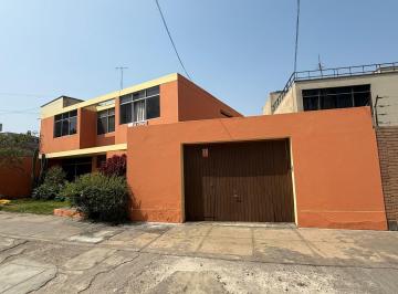 fachada · Venta Casa con Amplio Jardin Interior en Valle Hermoso Surco