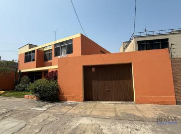 fachada · Venta Casa con Amplio Jardin Interior en Valle Hermoso Surco