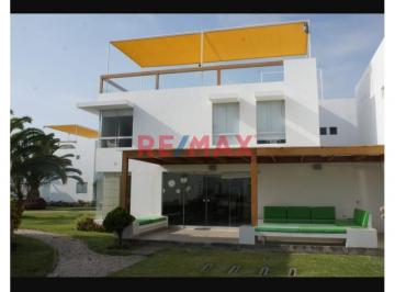 Casa · 154m² · 4 Dormitorios · 2 Estacionamientos · Alquilo Hermosa Casa a 20 m de La Playa