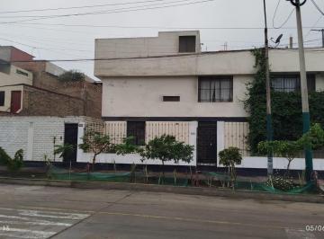 Casa · 263m² · 5 Dormitorios · 6 Estacionamientos · Vendo Casa en Esquina Ubicada Urb. Monterrico Sur, Surco
