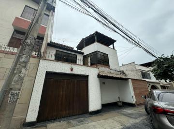 Casa · 220m² · Casa en Surquillo, Calle Samiria, Excelente Estado.