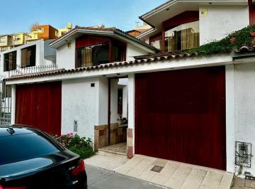 Casa · 270m² · 4 Dormitorios · 2 Estacionamientos · Venta de Casa en Arequipa