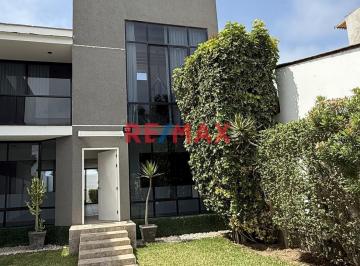 Casa · 300m² · 4 Dormitorios · 4 Estacionamientos · Casa en Chorrillos