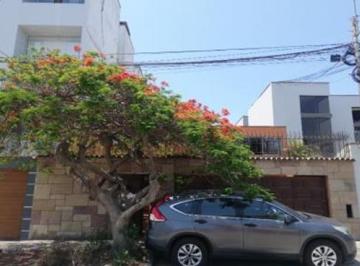 Casa de 4 habitaciones, Lima · Casa Como Terreno - Excelente Ubicacion - Ideal Para Proyecto o Para Remodelar