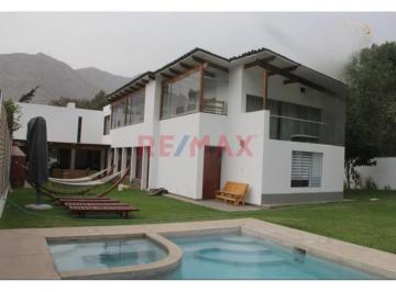 Casa · 600m² · 3 Dormitorios · 5 Estacionamientos · Moderna Casa de Campo/ Chosica