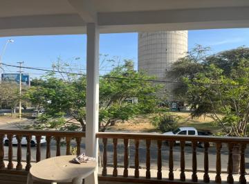 Casa · 500m² · 4 Dormitorios · 2 Estacionamientos · Vendo Linda Casa Frente a Parque en Calle Baltazar Caravedo 1, Urbanizacion Luren, Ica