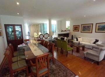 Casa · 370m² · 5 Dormitorios · 2 Estacionamientos · ¡Espacio, Confort y Estilo Familiar Además de Piscina Incluida!