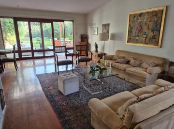 Casa · 350m² · 4 Dormitorios · 2 Estacionamientos · Casa en Venta en Santiago de Surco