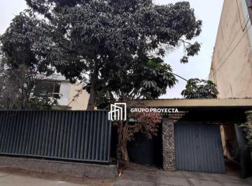 Casa · 300m² · 5 Dormitorios · 5 Estacionamientos · Miraflores· 500 Mt²· $900,000· Venta Casa - Terreno· Frente a Parque