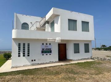 Casa · 220m² · 4 Dormitorios · 2 Estacionamientos · Venta Casa en Club Solimar Lurin S/ 836,000