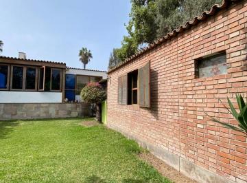 Casa de 5 habitaciones, Lima · Vendo Amplia Casa con Jardin en Av Velasco Astete 1200 - At:675 m² $1,687,000