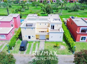 Casa · 360m² · 6 Dormitorios · 4 Estacionamientos · Venta de Moderna Casa de Playa en Asia con un Área Total de 600 m² y 360 m² de Construida.