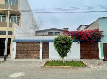 Casa · 408m² · 8 Dormitorios · 2 Estacionamientos · Vendo Amplia Casa en Urb. Primavera - Trujillo