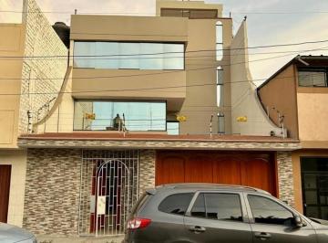 Casa · 350m² · 7 Dormitorios · 2 Estacionamientos · Alquilo Casa Para Empresas o Instituciones en Victor Larco - Trujillo