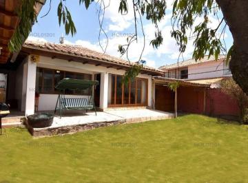 Casa · 350m² · 7 Dormitorios · 4 Estacionamientos · Se Vende Linda Casa Ubicada a 15 Minutos del Centro de Cuzco