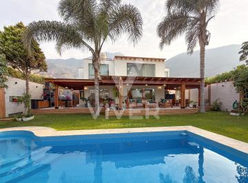 Casa · 280m² · 6 Dormitorios · 2 Estacionamientos · Casa de Campo Moderna en Alquiler