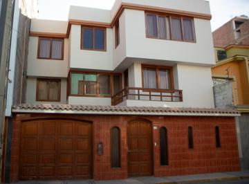 Casa de 9 habitaciones, Tacna · Casa Amplia en Tacna con Múltiples Habitaciones y Distribución Ideal Para Familias o Renta