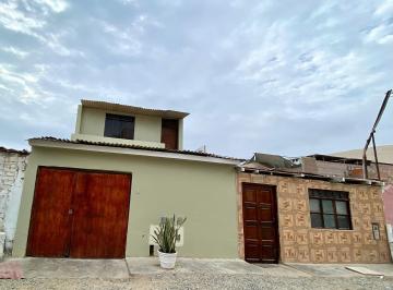 Terreno / Lote · 200m² · 6 Dormitorios · Terreno de 201 m² con Construcción en Llanavilla, Ideal Para Talleres Frente a Panamericana Sur