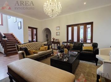 Casa · 604m² · 4 Dormitorios · 2 Estacionamientos · Casa en Venta | Terraza | Jardín | 3 Pisos