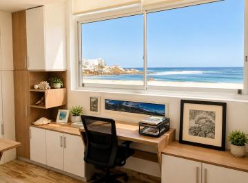 Departamento de 4 habitaciones, Lima · Casa Preciosa en Venta con Piscina en Caballeros - Punta Hermosa