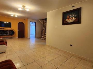 Casa · 420m² · 10 Dormitorios · 1 Estacionamiento · Venta de Casa Cerca a Parque 140 m² - Los Olivos
