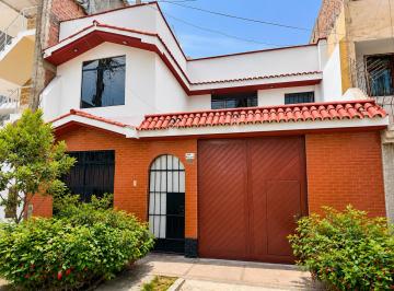 Casa de 7 habitaciones, Lima · Venta de Casa en Ate