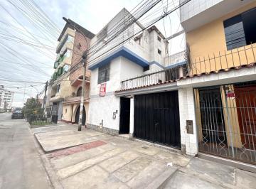 Casa · 160m² · 4 Dormitorios · 1 Estacionamiento · Bonita Casa Familiar en Comas Entre Av Universitaria y Av Carabayllo