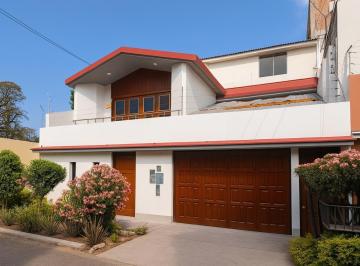 Casa · 220m² · 11 Dormitorios · 1 Estacionamiento · Casa en Trujillo