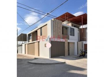 Casa · 150m² · 4 Dormitorios · 2 Estacionamientos · Moderna Casa en Venta 2 Pisos en Esquina en Miraflores Country Club 6ta Etapa Frente a Parque