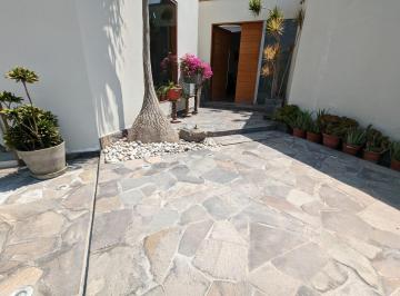 Casa · 348m² · 5 Dormitorios · 7 Estacionamientos · Venta de Moderna Casa en Cieneguilla con Jardines y Ubicación Premium