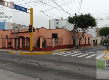 Casa · 306m² · 7 Dormitorios · 1 Estacionamiento · Hermosa Casona en La Segunda Av Más Importante de Barranco