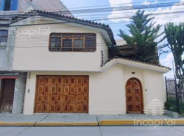 Casa · 263m² · 5 Dormitorios · 1 Estacionamiento · ¡Casa con Cochera en Alquiler de 200 m² en Plena Av Ejército!