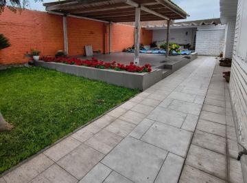 Casa de playa de 3 habitaciones, Lima · Casa Frente Al Mar, Área Total 400 M²frente: 18 m. Piscina, Area Parrillera, Cocheras.