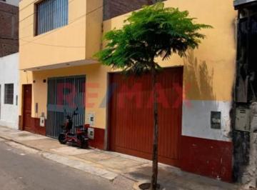 Casa · 195m² · 7 Dormitorios · 1 Estacionamiento · Venta: Casa de 3 Pisos Local Comercial - Surquillo