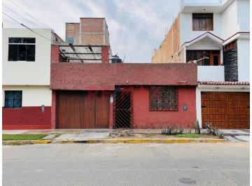 Casa · 188m² · 3 Dormitorios · 2 Estacionamientos · Casa en Venta Frente a Parque en Urb. El Sol