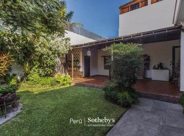 Casa · 550m² · 5 Dormitorios · 4 Estacionamientos · Se Vende Amplia Casa con un Terreno de 654 m² en Exclusiva Zona de San Isidro