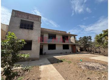 Casa · 500m² · 2 Estacionamientos · Casa de Campo de 2 Pisos en Amplio Terreno en Sector Santa Rosa