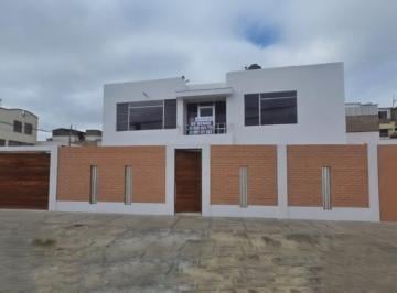 Casa · 258m² · 3 Dormitorios · 3 Estacionamientos · Oportunidad Unica Casa Remodelada con Gas Natural, Calle Campanillas, Chorrillos