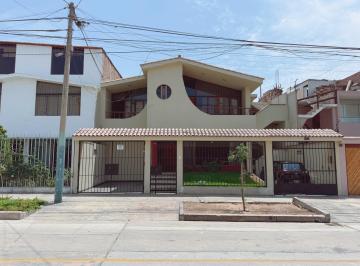 Casa · 342m² · 7 Dormitorios · 2 Estacionamientos · Casa en Venta San Borja a Media Cuadra del Parque | Departamento Independiente
