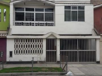 Casa de 5 habitaciones, Lima · Venta de Casa de 3 Pisos de 160 m² en Los Olivos con Cochera