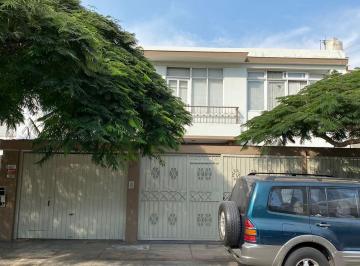 Casa · 350m² · 4 Dormitorios · 2 Estacionamientos · Casa en San Isidro